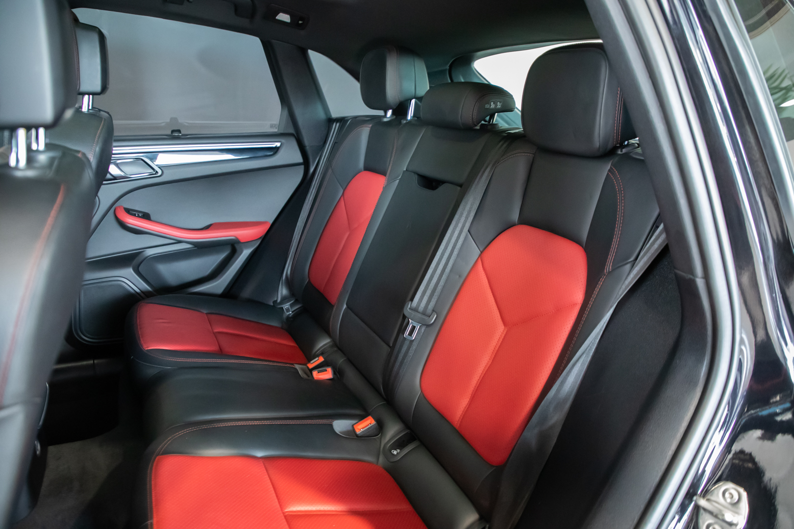 PORSCHE MACAN STANDARD